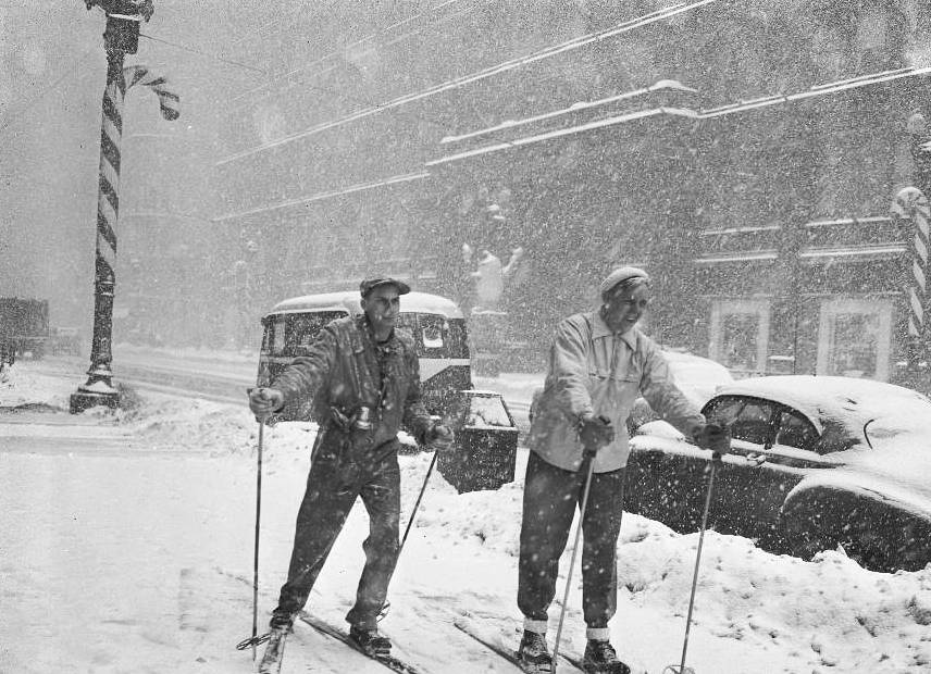 photo-chicago-state-street-couple-skiing-in-snow-1950